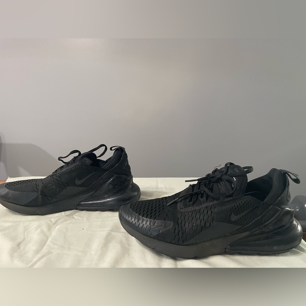 Nike Air Max 270
Men’s Size 9